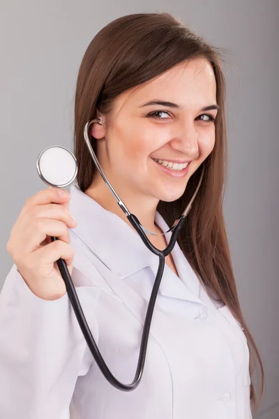 Enfermeira segurando estetoscópio — Fotografia de Stock