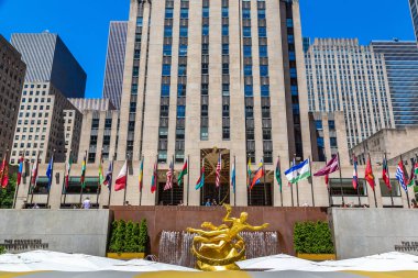 NEW YORK CITY, ABD - 15 Mart 2020: Manhattan, New York 'taki Rockefeller Center' da Prometheus Heykeli, ABD