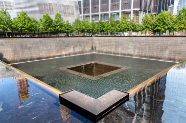 NEW YORK CITY, ABD - 29 Mart 2020: 9 / 11 Memorial Park New York, New York, ABD