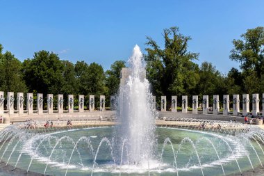 WASHINGTON DC, ABD - 29 Mart 2020: Güneşli bir günde Washington DC 'de II. Dünya Savaşı Anıtı