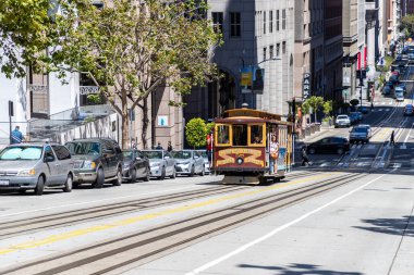 SAN FRANCISCO, ABD - 29 Mart 2020: San Francisco, Kaliforniya, ABD 'deki Cable Car tramvayı