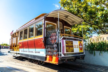 SAN FRANCISCO, ABD - 29 Mart 2020: San Francisco, Kaliforniya, ABD 'deki Cable Car tramvayı