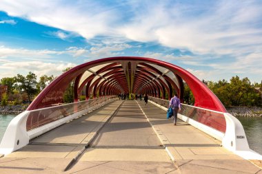 CALGARY, CANADA - 2 Nisan 2020: Güneşli bir günde Kanada 'nın Calgary şehrinde Bow Nehri üzerindeki Barış Köprüsü