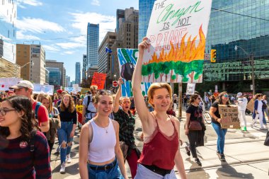 TORONTO, CANADA - 27 Eylül 2019: İklim için Küresel Grev ve Toronto, Ontario, Kanada 'da İklim Adaleti Yürüyüşü