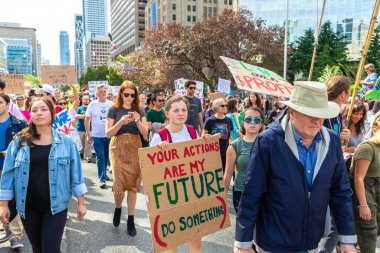 TORONTO, CANADA - 27 Eylül 2019: İklim için Küresel Grev ve Toronto, Ontario, Kanada 'da İklim Adaleti Yürüyüşü