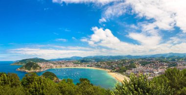 San Sebastian (Donostia) panoramik havadan görünümü içinde bir güzel yaz gün, İspanya