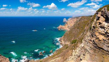 Cabo da Roca. Kayalıklarla ve kayalar bir güzel yaz günü, Portekiz Sintra'Atlantik Okyanusu kıyısında