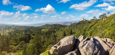 Pena Ulusal Sarayı Sintra'panoramik manzarasına güzel yaz gün, Portekiz