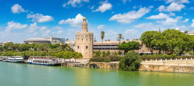 Bir güzel yaz günü, İspanya Sevilla Guadalquivir Nehri boyunca altın Kule (Torre del Oro)