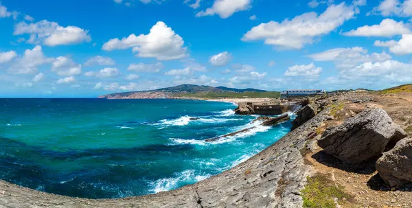 Kayalıklarla ve kayalar bir güzel yaz günü, Portekiz Sintra'Atlantik Okyanusu kıyısında