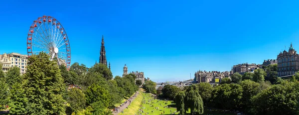 美しい夏の日 スコットランド イギリスのエジンバラでウォルター スコット記念碑 — ストック写真