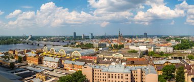 Güzel yaz gün, Letonya Riga panoramik havadan görünümü