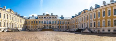 Rundale Palace Panoraması bir güzel yaz günü, Letonya