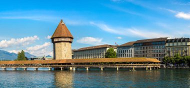 Lucerne içinde ünlü Şapel Bridge'de bir güzel yaz günü, İsviçre Panoraması