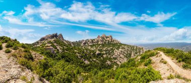 Montserrat Dağları güzel yaz gün, Catalonia, İspanya'nın havadan görünümü