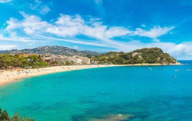 Kayalar Panoraması üzerinde sahil Lloret de Mar içinde bir güzel yaz gün, Costa Brava,