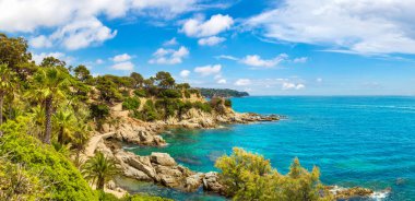 Kayalar Panoraması üzerinde sahil Lloret de Mar içinde bir güzel yaz gün, Costa Brava,