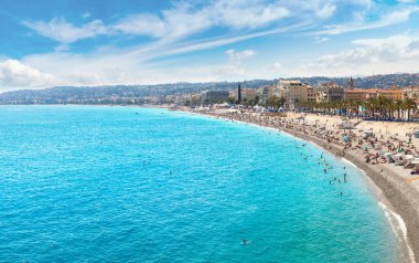 Nice, Fransa 'da güzel bir yaz gününde halk plajının panoramik hava manzarası