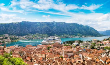 Kotor Panoraması bir güzel yaz günü, Karadağ