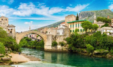 Eski Köprüsü Mostar Panoraması bir güzel yaz günü, Bosna-Hersek