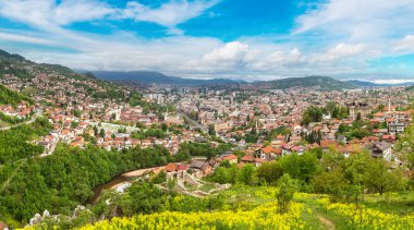 Panoramik hava görünümünde Saraybosna bir güzel yaz günü, Bosna-Hersek