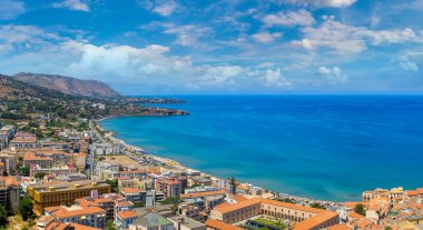 Cefalu ve Sicilya, İtalya güzel yaz günü'katedralde havadan görünümü