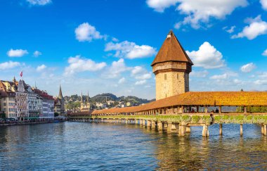 Ünlü Şapel Bridge'de Lucerne bir güzel yaz günde, İsviçre