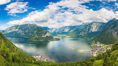 Ünlü Hallstatt dağ köyü, Salzkammergut, bir güzel yaz günü Avusturya'da panoramik havadan görünümü