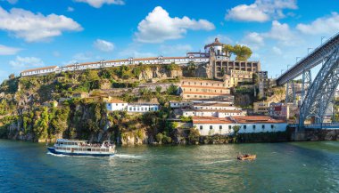Panoramik hava görünümünde Porto Dom Luis köprünün bir güzel yaz günü, Portekiz