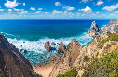Cabo da Roca. Kayalıklarla ve kayalar bir güzel yaz günü, Portekiz Sintra'Atlantik Okyanusu kıyısında