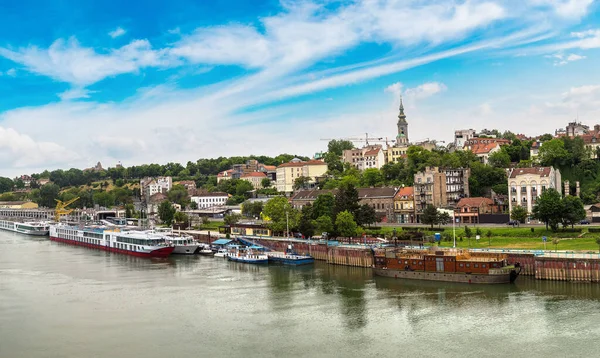 美しい夏の日にセルビアのサヴァ川からベオグラード都市景観 — ストック写真