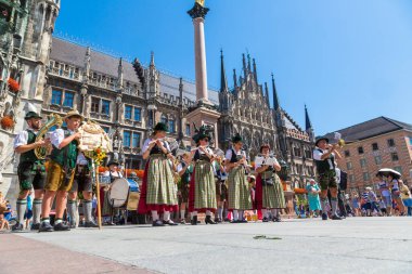 Münih, Almanya - 25 Temmuz 2017: Müzik grubu bir güzel yaz günü Münih Almanya'da Marienplatz belediye binası önünde geleneksel Bavyera giysili
