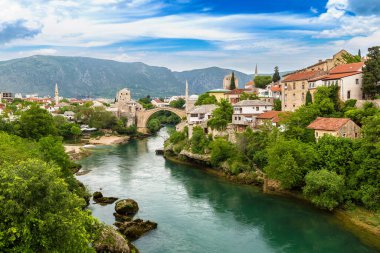 Mostar 'daki Eski Köprü güzel bir yaz gününde, Bosna-Hersek