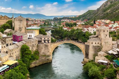 Mostar 'daki Eski Köprü güzel bir yaz gününde, Bosna-Hersek