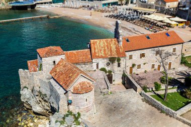 Budva'nın tarihi kent içinde bir güzel yaz gün, Karadağ