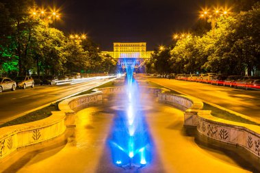 Bulgaristan 'ın güzel bir yaz gecesinde Bükreş' te Romen parlamentosu inşa edilmesi