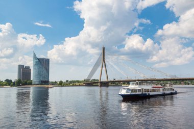 Vansu Köprüsü (eski Gorky Köprüsü) Riga 'daki Daugava Nehri üzerinde güzel bir yaz günü, Letonya