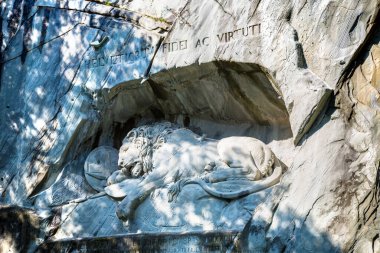 Lucerne ölen aslan anıt bir güzel yaz günde, İsviçre