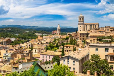 Girona ve bir güzel yaz günü katedralde hava manzarayı,