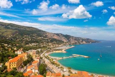 Panoramik Menton üzerinde Fransız Riviera bir güzel yaz günü, Fransa