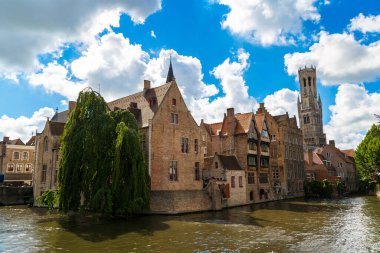 Yaz günü, Belçika Bruges ve ünlü çan kulesi güzel arka plan üzerinde canal