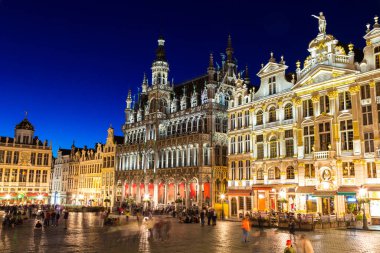 Brüksel 'deki Grand Place Güzel bir yaz gecesinde, Belçika