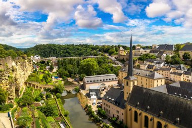 Panoramic görüntülemek Abbaye de Neumünster ve St. Jean du Grund Kilisesi Lüksemburg'güzel bir yaz günü, Lüksemburg