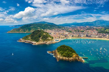 San Sebastian (Donostia) panoramik havadan görünümü içinde bir güzel yaz gün, İspanya