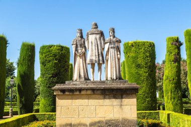 İspanya, Cordoba 'daki Alcazar de los Reyes Cristianos' ta Hristiyan krallar Ferdinand ve Isabella ve Kristof heykeli.