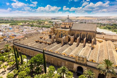 Cordoba Ulu Cami (Endülüs Katedrali) panoramik manzarasına güzel yaz gün, İspanya