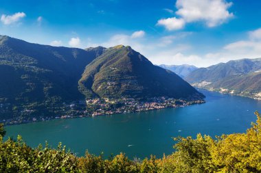Güzel yaz günü içinde İtalya Como Gölü'nün panoramik havadan görünümü
