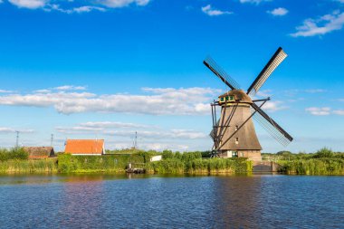 Yel değirmenleri ve doğal su kanalı bir