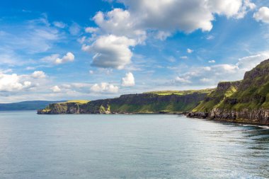 Carrick-a-Rede, Causeway Sahili Rotası bir güzel yaz günü, Kuzey İrlanda, İngiltere