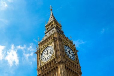 Büyük Ben saat kulesine yakın Londra 'da bulutlu gökyüzüne karşı güzel bir yaz günü, İngiltere, İngiltere